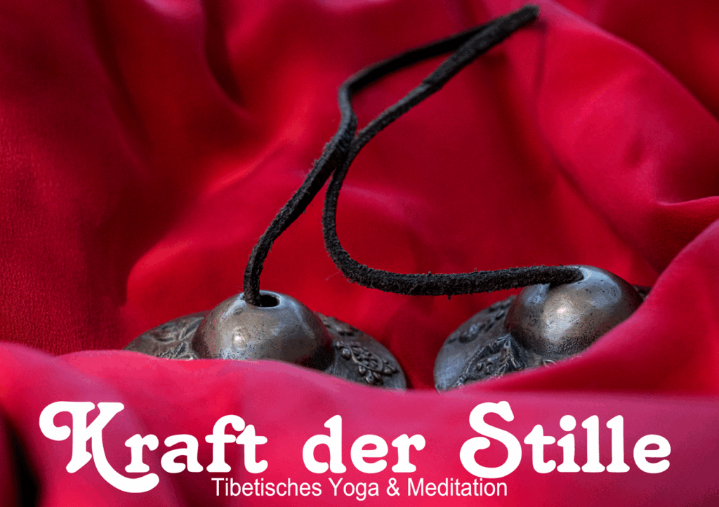 Zwei tibetische Klangschalen auf rotem Stoff mit Schriftzug ‚Kraft der Stille – Tibetisches Yoga & Meditation